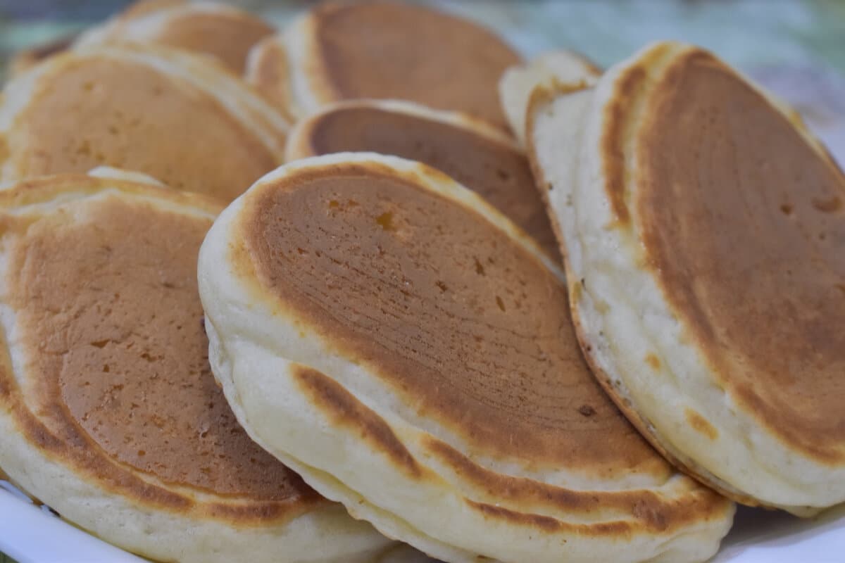 Cheesecakeové palačinky bez mixéru. Za pouhé 4 minuty se v troubě zbarví do zlatohněda.