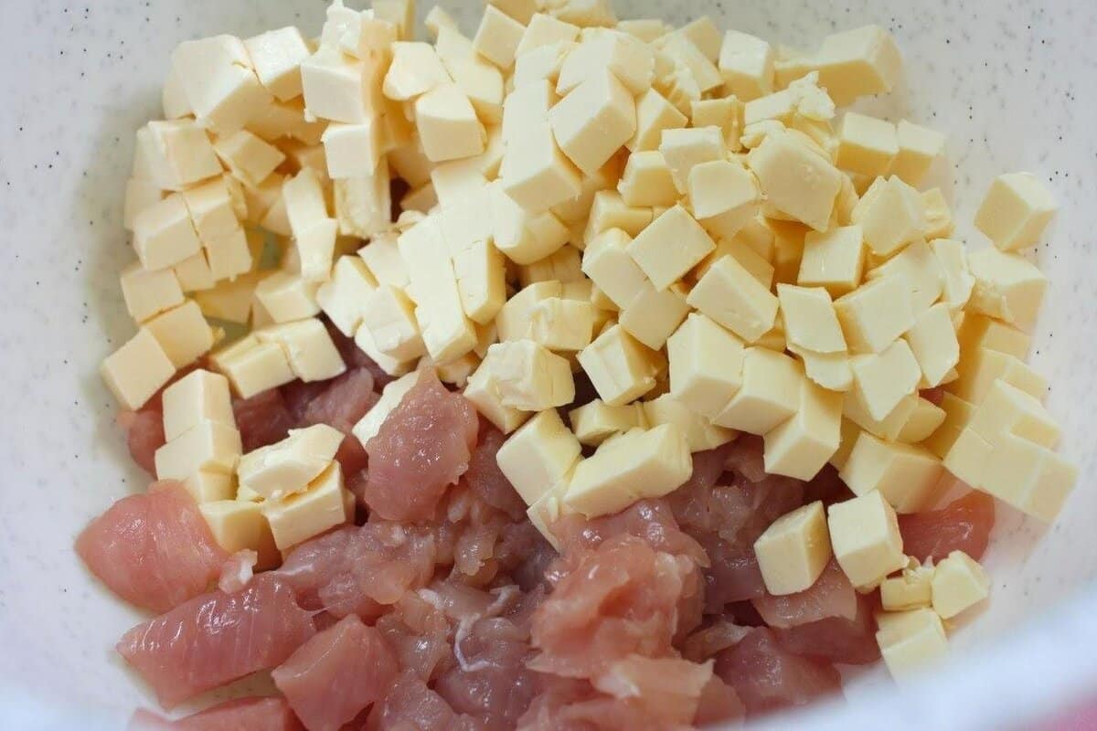 Nakrájím kuře a připravím neuvěřitelně chutné kotlety. Celkem 3 ingredience, včetně 2 celých vaječných bílků.