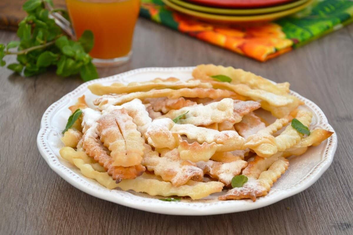 Nejrychlejší faworki na světě. Těsto potírám sladkou směsí.