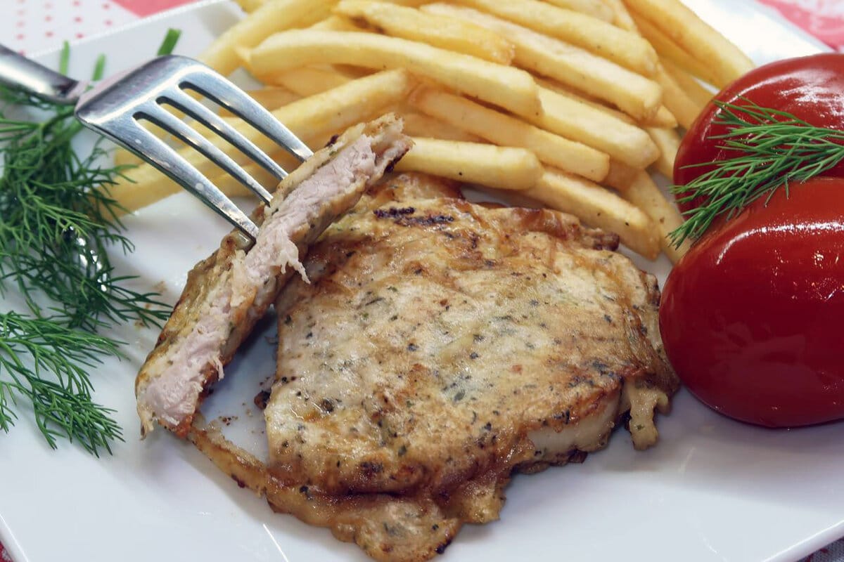 Obalovat vepřové kotlety v strouhance je hloupý zvyk. Křupavější kotlety lze připravit jiným způsobem.