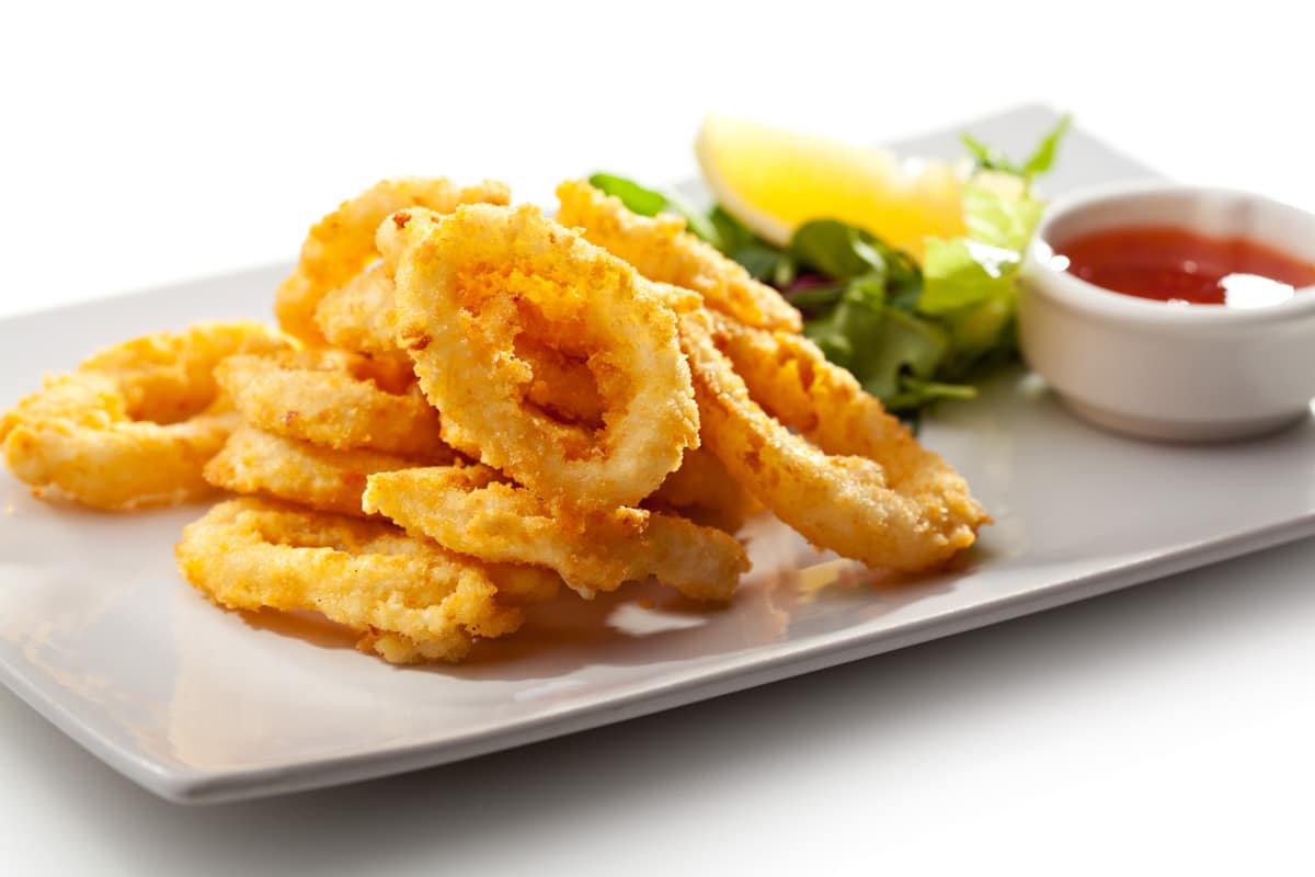 Jak připravit smažené kalamáry po římsku: tajemství čištění kalamárů, aby byly jemné a křupavé.