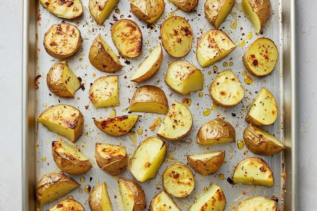 Brambory potřu touto omáčkou a upeču je. Mají neuvěřitelnou vůni, křupavou kůrku a krémovou dužinu uvnitř.