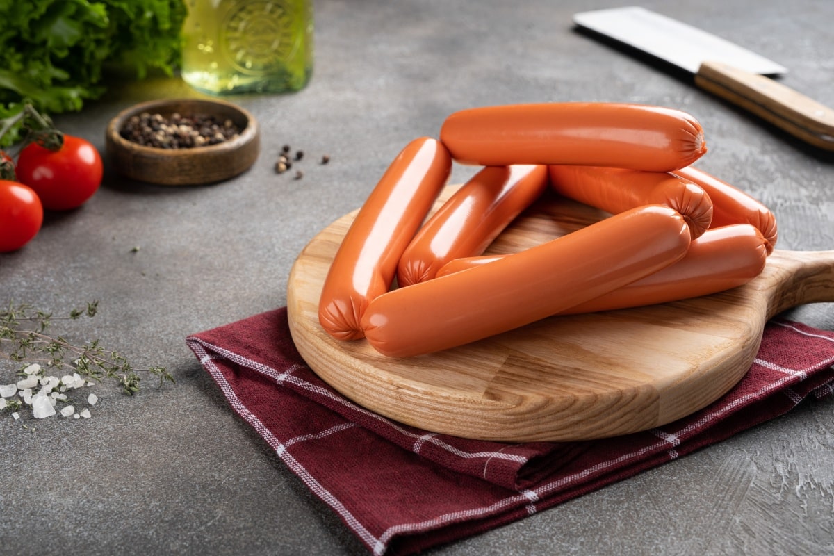 Proč se párky balí do fólie? Vysvětlíme vám, kdy je třeba obal odstranit.