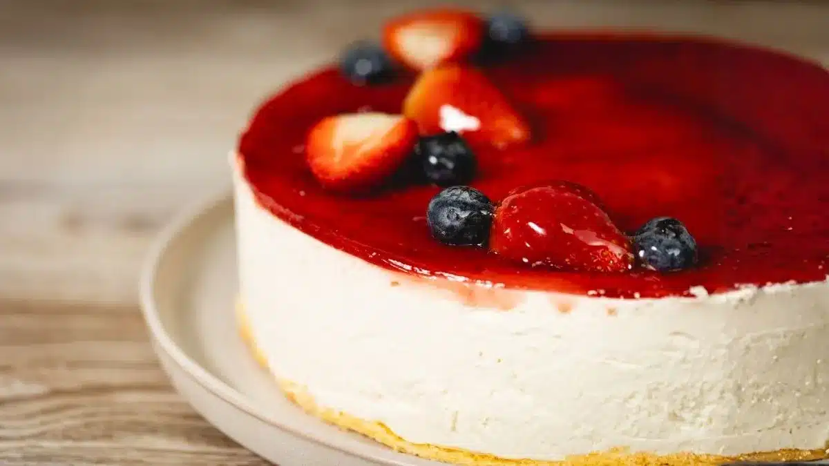 Cheesecake s červenými bobulemi bez pečení: jednoduchý, rychlý a bezlepkový recept na letní dezert.