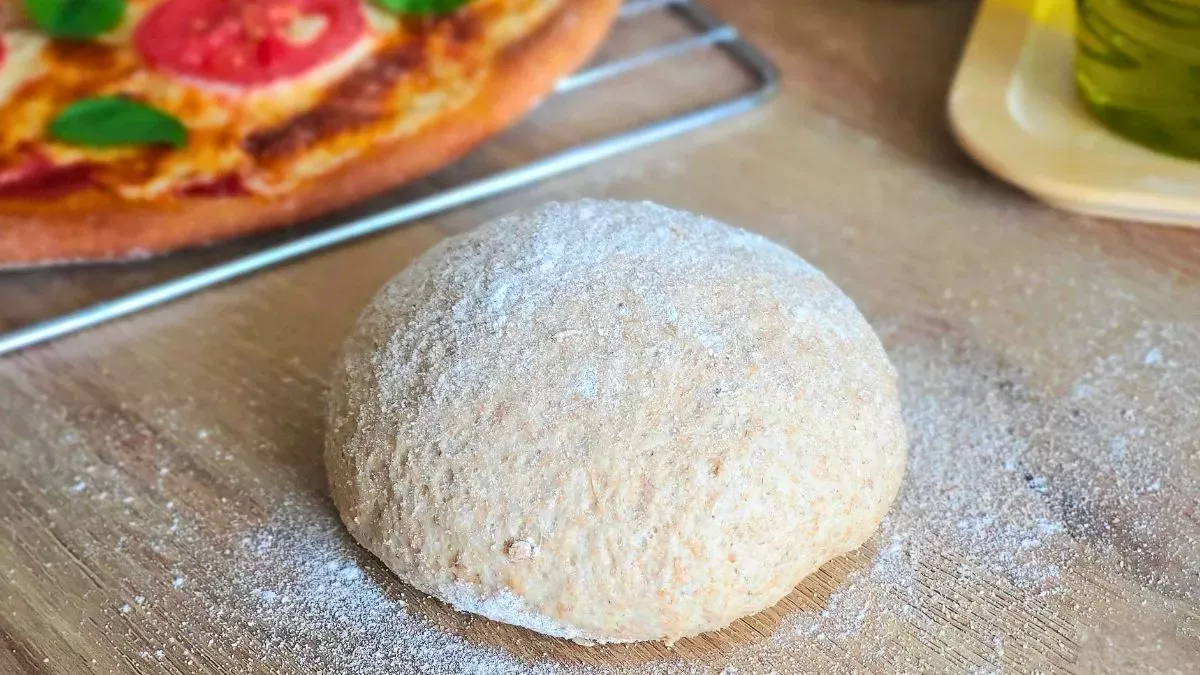 Domácí pizza z 1 kg mouky: jednoduché těsto z 5 ingrediencí, nadýchané, chutné a rychle připravené.