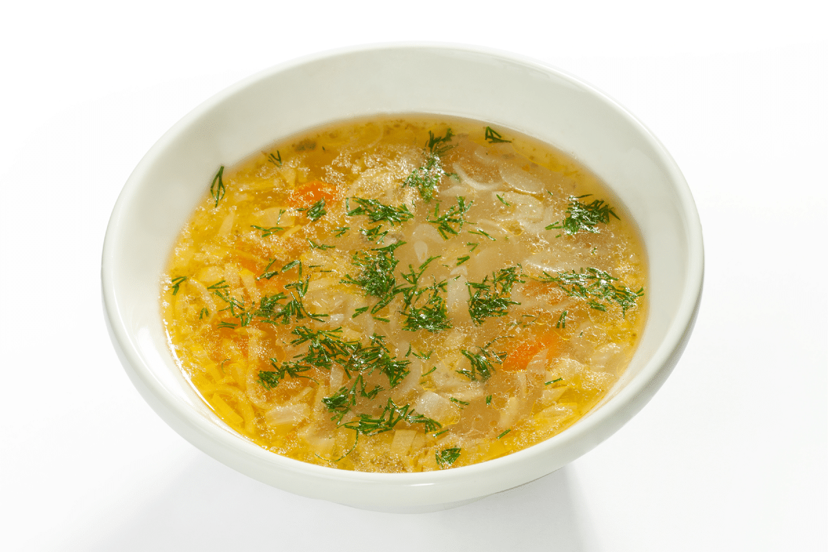 Přidám několik lžic. Kapustová polévka může snadno nahradit hlavní jídlo.