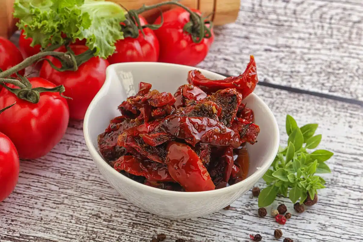Jak připravit sušené rajčata v oleji: domácí recept, který můžete jíst po celý rok.
