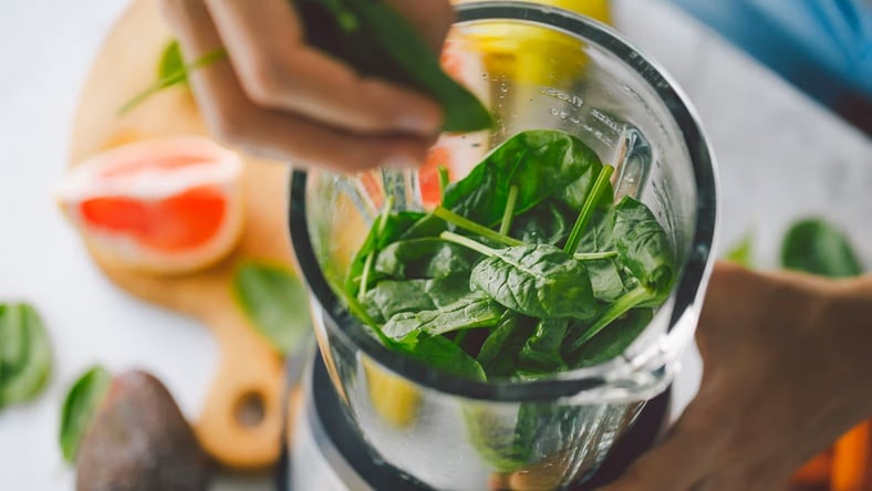 Rozmixuji špenát v mixéru a poté přidám lžičku. Usazenina okamžitě zmizí.